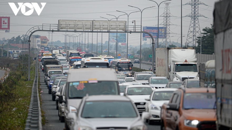 Các tuyến cao tốc cửa ngõ vào Hà Nội ùn tắc khi người dân trở lại sau Tết