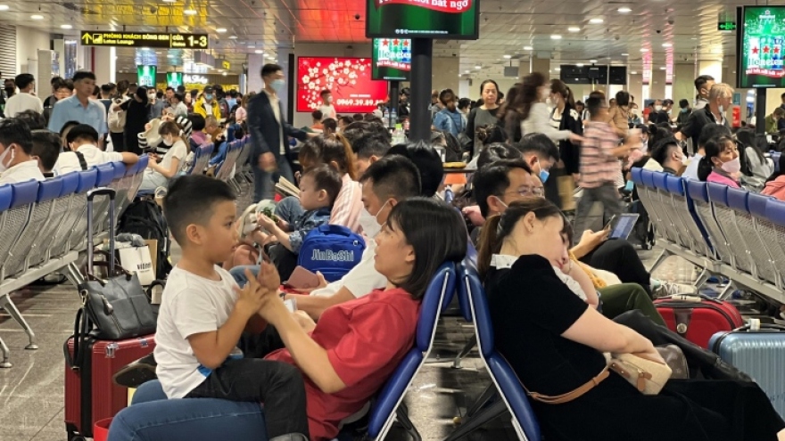 Hành khách vạ vật ở sân bay Tân Sơn Nhất đợi chuyến bay về quê đón Tết