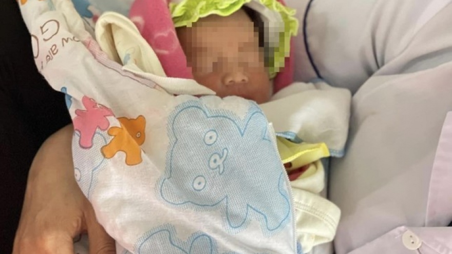 Bé gái sơ sinh còn nguyên dây rốn bị bỏ lại bên miệng cống nước ở Hà Tĩnh