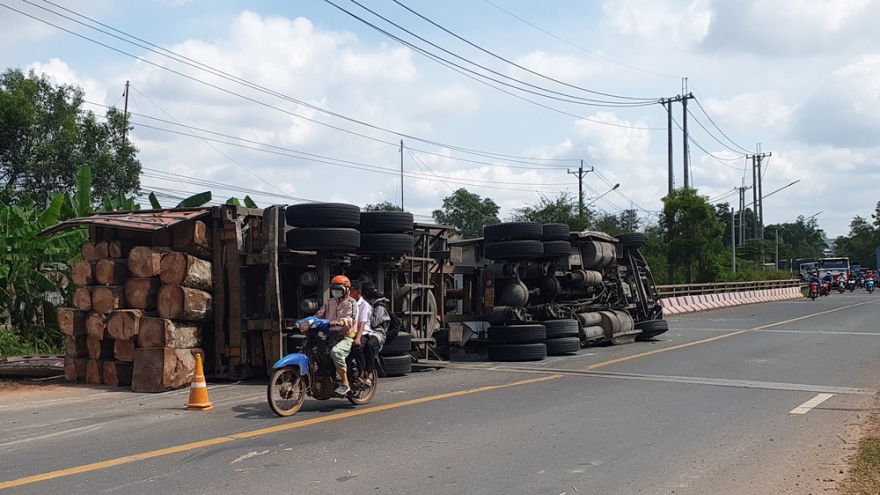 Xe container chở gỗ lật khiến 4 người bị thương ở Bình Phước