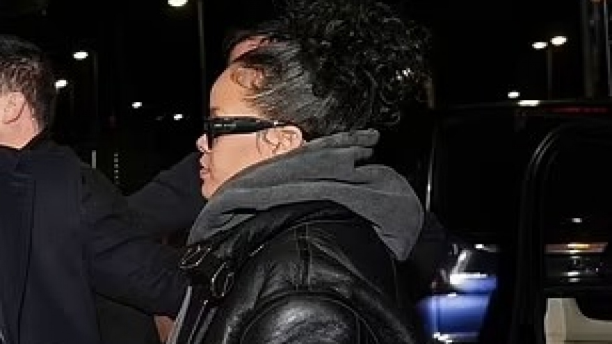 Rihanna giản dị cùng ASAP Rocky và con trai 9 tháng tuổi trở về nhà