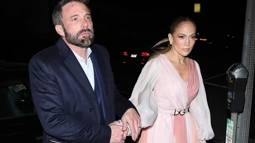 Jennifer Lopez khoe vóc dáng quyến rũ khi tận hưởng bữa tối lãng mạn cùng chồng