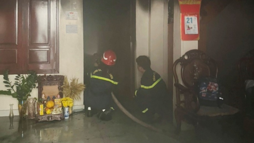 Cứu 3 người mắc kẹt trong đám cháy tại Hải Phòng