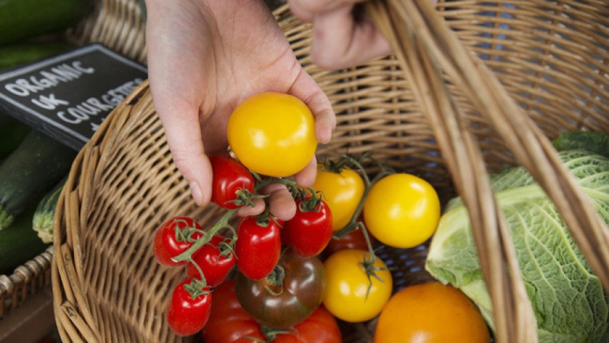 Hàng loạt siêu thị ở Anh hạn chế mua hoa quả và rau tươi