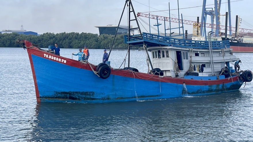 Cảnh sát biển tạm giữ tàu cá chở 25.000 lít dầu DO không rõ nguồn gốc
