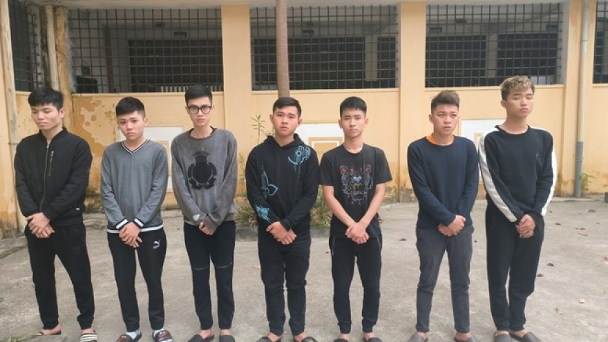 Nhóm đối tượng dùng "bom xăng" hỗn chiến, gây náo loạn đường phố ở Hà Nội