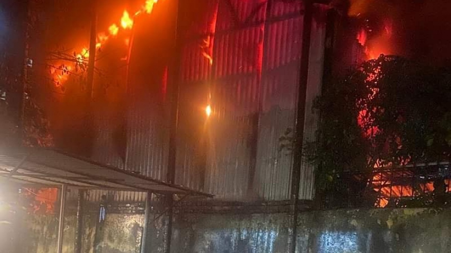 Nhà xưởng tại Hà Nội bùng cháy dữ dội trong đêm