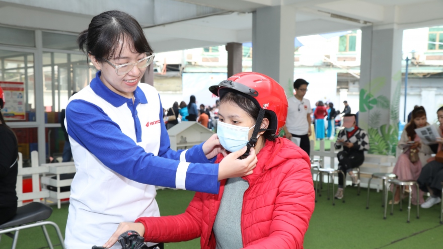 Honda Việt Nam trao tặng hàng trăm nghìn mũ bảo hiểm cho học sinh tiểu học