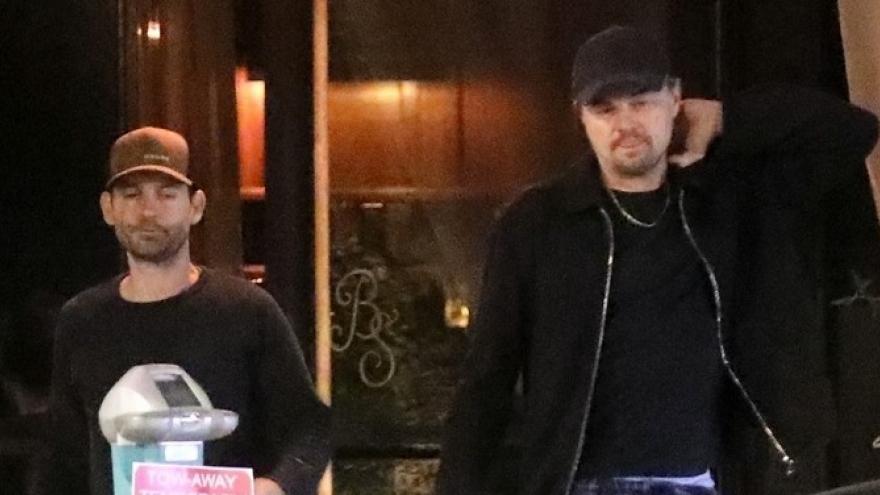 Leonardo DiCaprio vui vẻ đi chơi cùng bạn thân sau ồn ào hẹn hò Gigi Hadid
