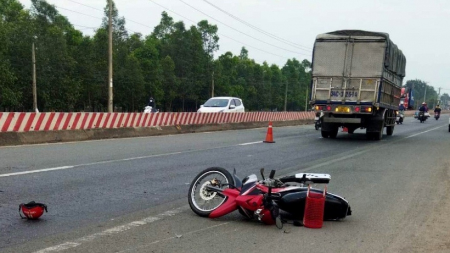 Hai vợ chồng đi xe máy tử vong sau va chạm với xe tải