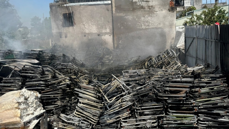 Thợ xây cắt sắt làm cháy rụi cơ sở thu mua đồ cũ ở Bình Dương