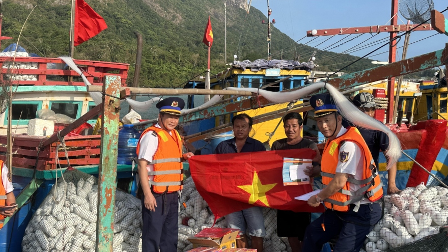 Cảnh sát biển trao nhiều phần quà ý nghĩa cho ngư dân Côn Đảo