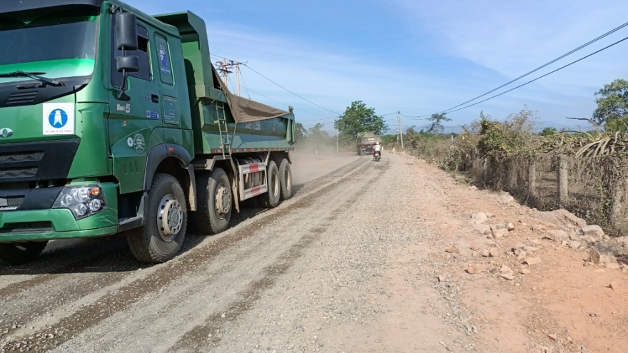 Nhiều tuyến đường vận chuyển vật liệu thi công đường cao tốc ở Bình Thuận bị băm nát