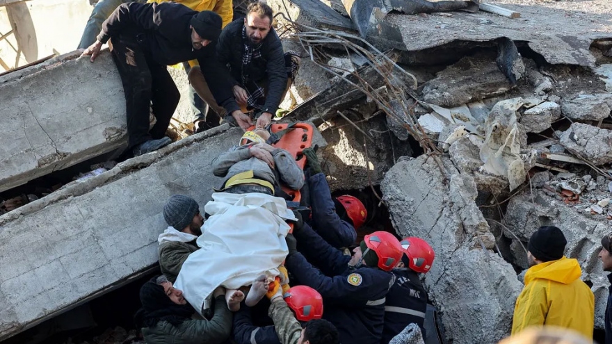 Thổ Nhĩ Kỳ sẽ ban bố luật khẩn cấp chống lại những người trục lợi từ vụ động đất