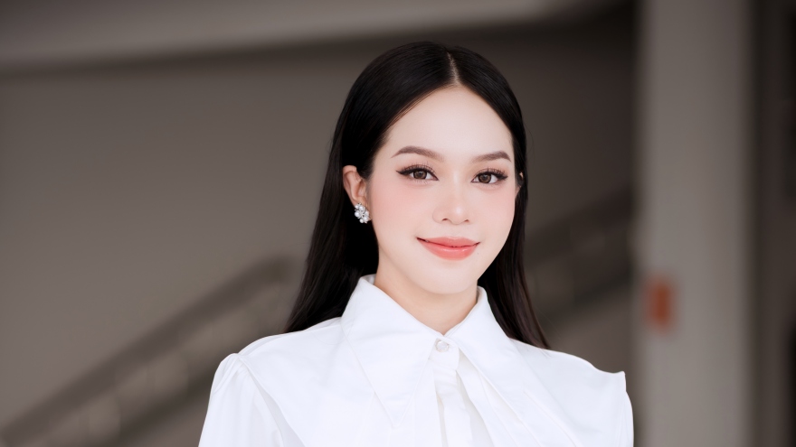 Hoa hậu Huỳnh Thị Thanh Thủy giản dị về lại trường đại học ở Đà Nẵng