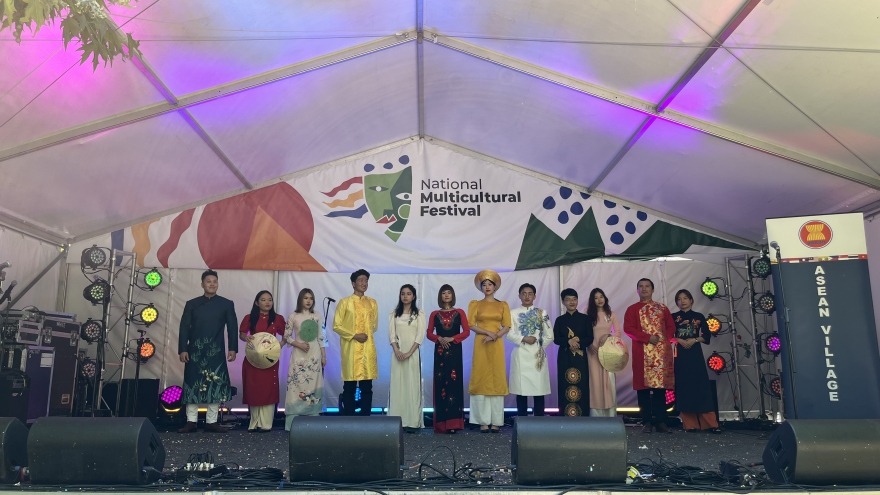 Áo dài Việt Nam khoe sắc tại Lễ hội đa văn hoá Canberra