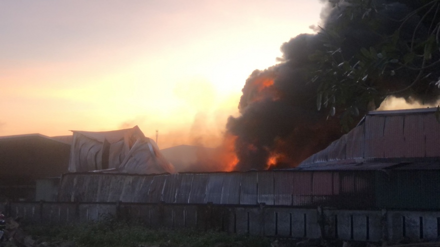 Cháy lớn tại khu làng nghề Tịnh Ấn Tây, Quảng Ngãi