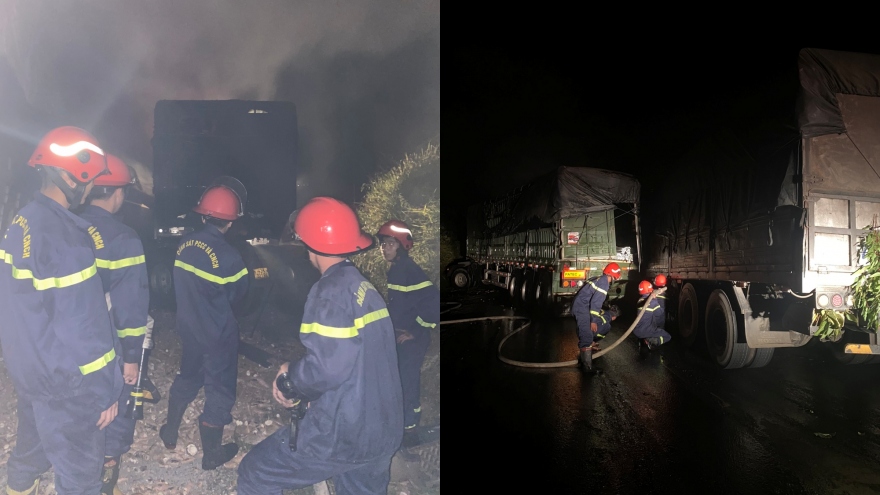 Clip: Tai nạn liên hoàn trên đường Đông Trường Sơn, 2 đầu xe container cháy dữ dội