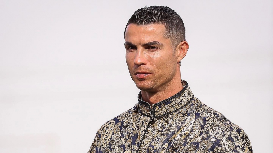 Ronaldo rạng rỡ trong trang phục truyền thống của Saudi Arabia