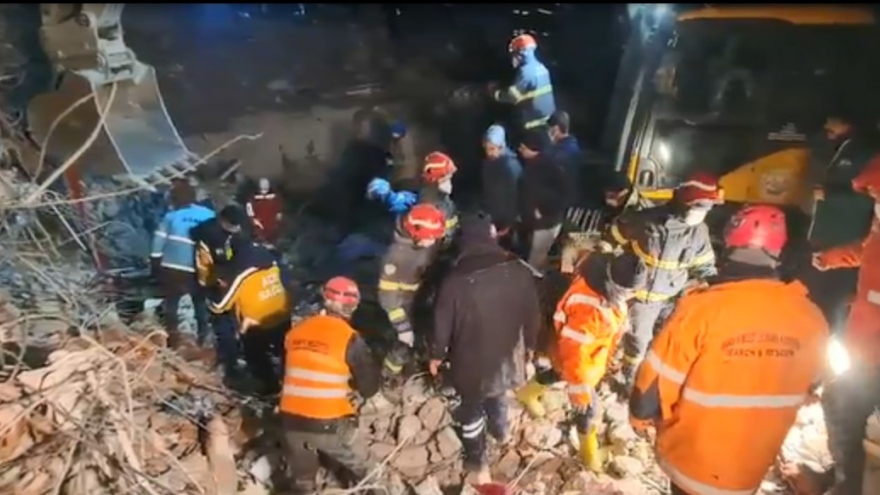 Cảnh sát Việt Nam đưa 4 nạn nhân ra khỏi đống đổ nát do động đất ở Thổ Nhĩ Kỳ