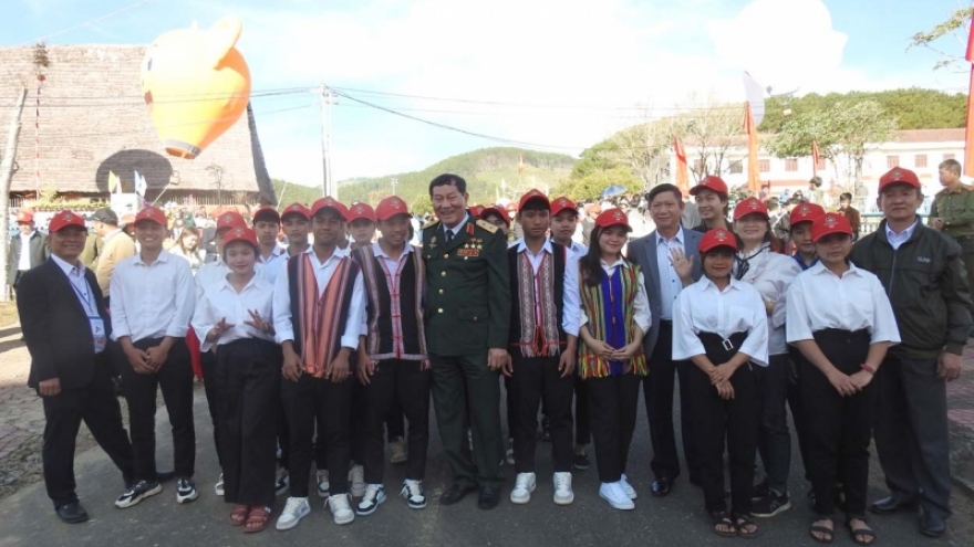 Anh hùng Phạm Tuân tham gia “Chắp cánh ước mơ” cho học sinh Kon Tum