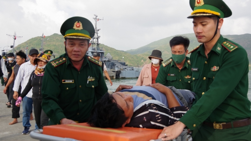 Đưa ngư dân Quảng Ngãi gặp nạn trên biển đi cấp cứu