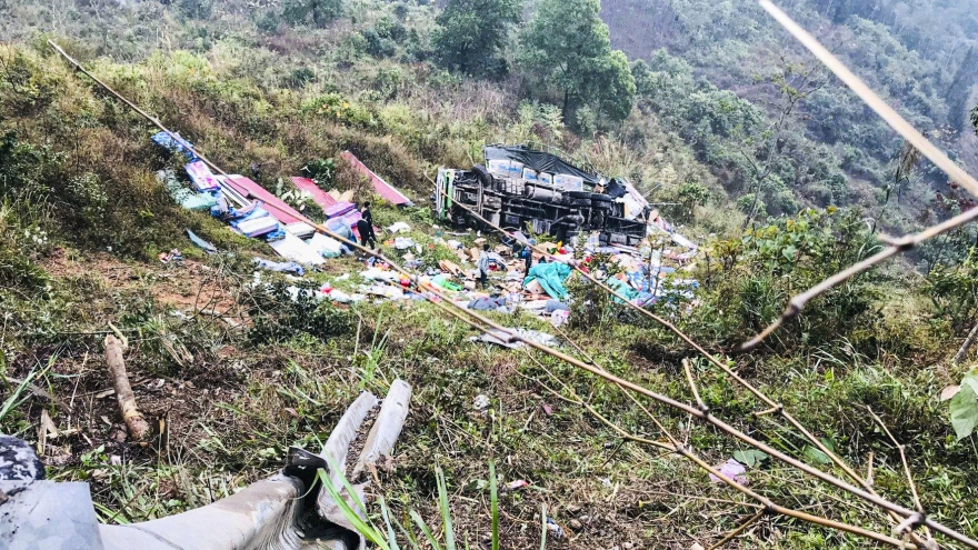 Xe tải lao xuống vực sâu ở Hà Giang, 4 người bị thương