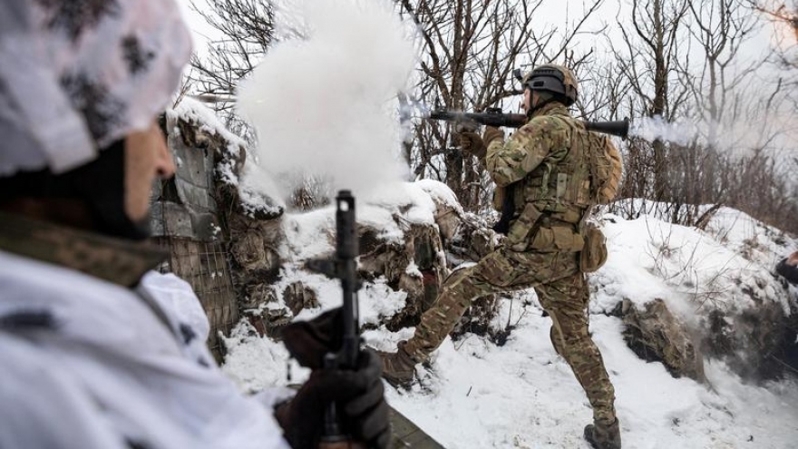 Lực lượng Ukraine cố thủ ở chiến tuyến miền Đông, đối phó các đợt tấn công của Nga