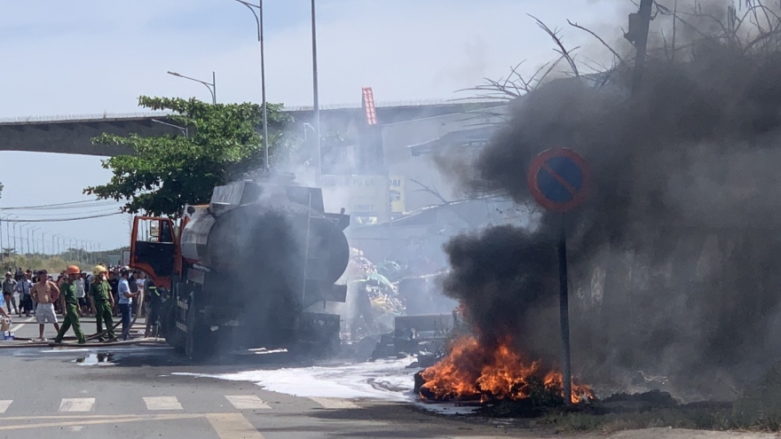 Xe bồn chở xăng bốc cháy lan sang nhà dân ở ngoại ô TP.HCM