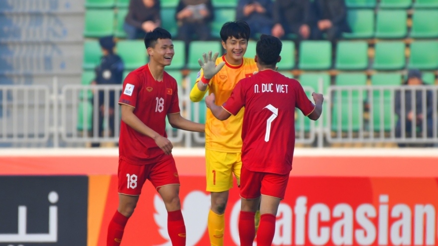 Bóng đá Việt Nam “chạy show” ở các giải đấu quốc tế