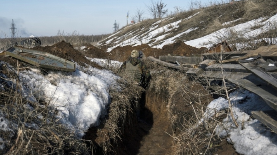 Binh sỹ Ukraine đào hào ở ngoại ô Bakhmut để tăng cường hệ thống phòng thủ