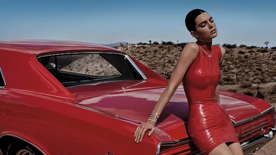Kendall Jenner nóng bỏng trong chiếc váy ngắn màu đỏ ôm sát