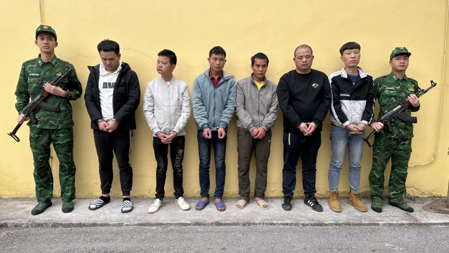 Bắt giữ 2 đối tượng đưa người nhập cảnh trái phép vào Việt Nam