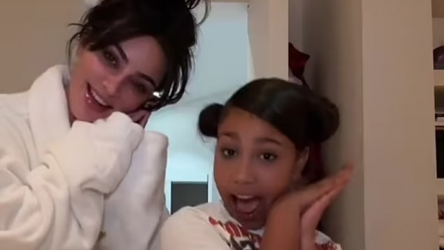 Kim Kardashian mặc áo choàng kín đáo cùng con gái quay video Tiktok