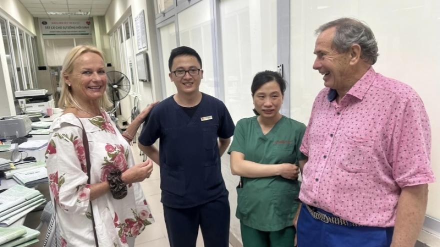 Vợ chồng bệnh nhân Covid-19 người Anh trở lại Việt Nam