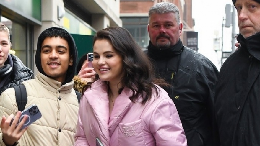 Selena Gomez rạng rỡ chụp hình cùng fans trên phim trường