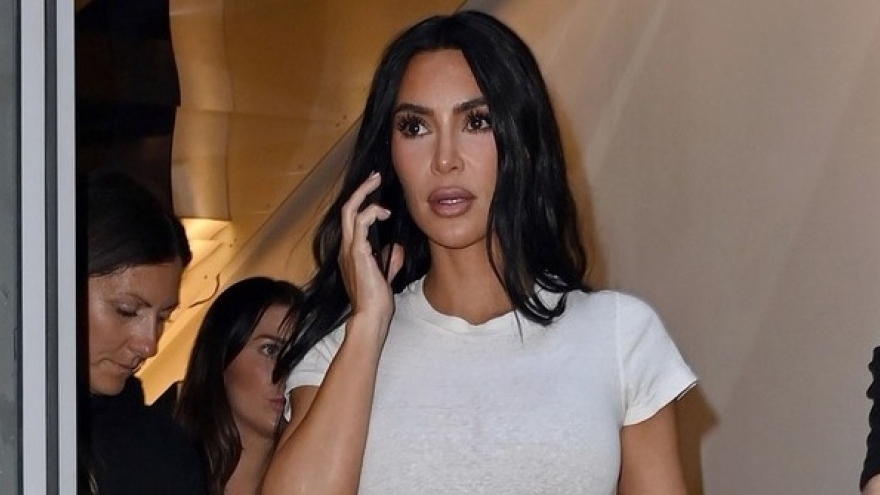 Kim Kardashian lên đồ cá tính đi mua sắm ở Anh