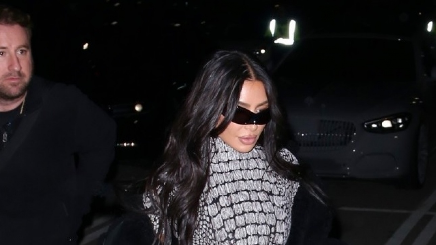 Kim Kardashian diện catsuit lấp lánh, khoe body nóng bỏng tại sự kiện