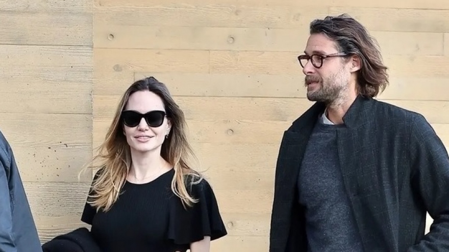 Angelina Jolie hẹn hò ăn trưa cùng tỷ phú David Mayer de Rothschild