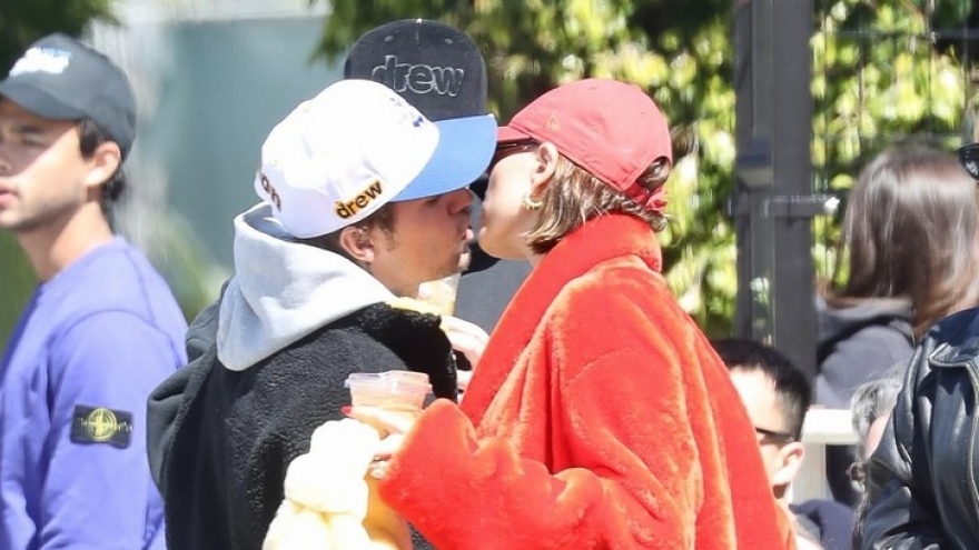 Vợ chồng Justin Bieber - Hailey Baldwin hôn nhau lãng mạn trên phố