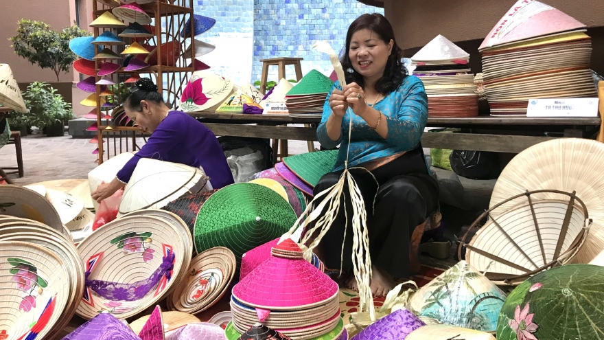 Tôn vinh 10 nữ nghệ nhân và quảng bá sản phẩm sáng tạo làng nghề truyền thống
