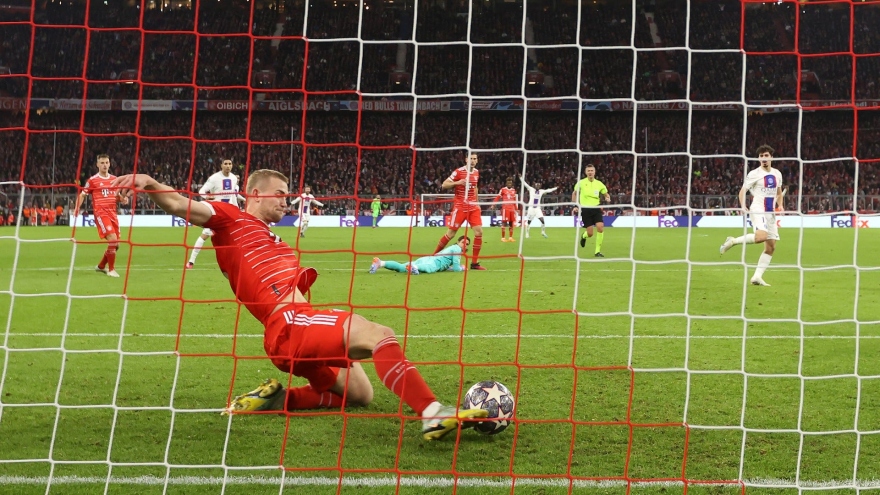 Thủ môn sai có đồng đội sửa, Bayern Munich thoát bàn thua khó tin trước PSG