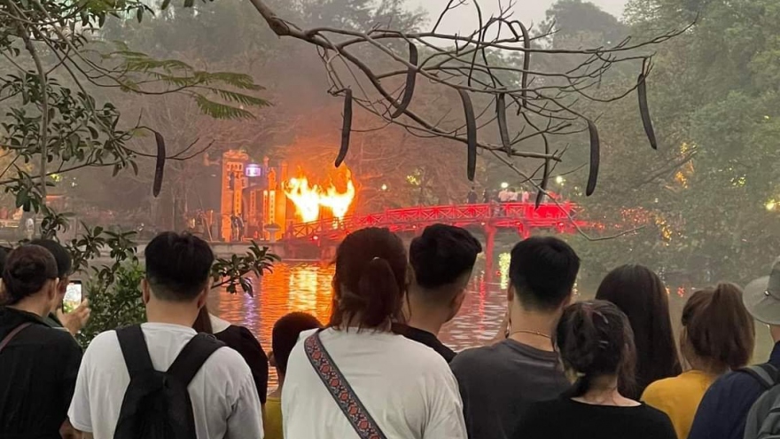 Cháy lớn tại quầy thu vé vào đền Ngọc Sơn ở Hà Nội