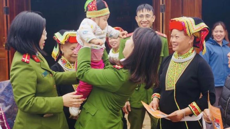 Phụ nữ công an Lạng Sơn: Gần gũi, thân thiện với dân