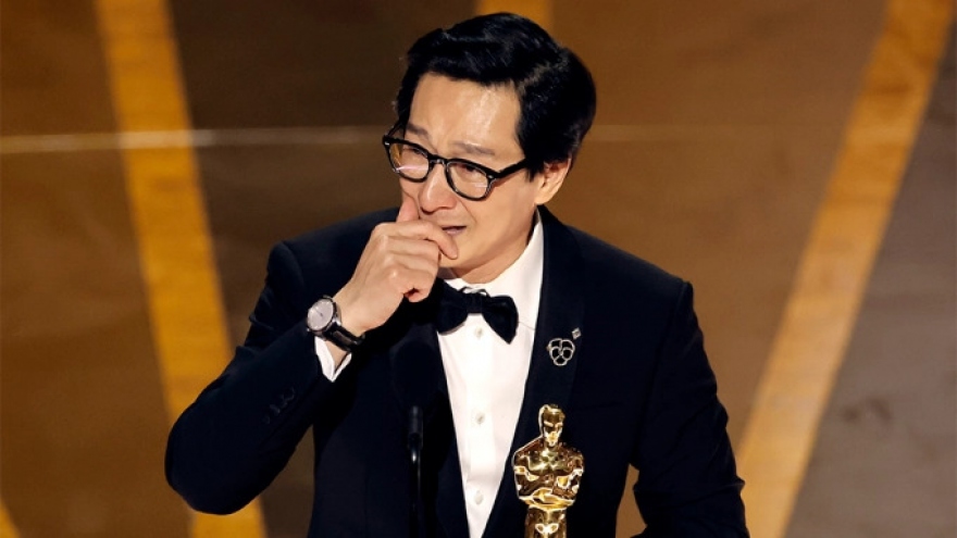 Nam diễn viên Quan Kế Huy bật khóc khi thắng giải Oscar