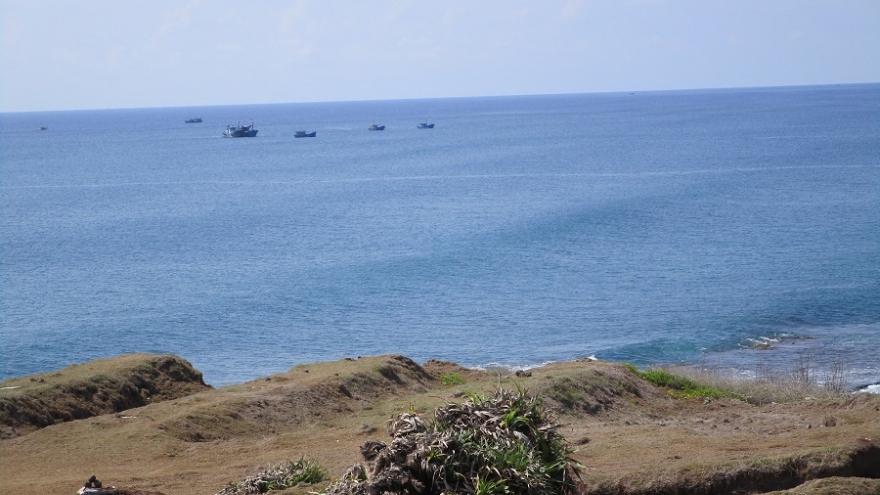 Huy động lực lượng tìm kiếm 2 thuyền viên mất tích trên vùng biển Phú Quý