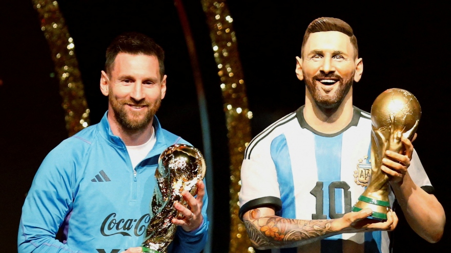 Lionel Messi được LĐBĐ Nam Mỹ dựng tượng