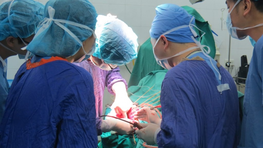Bệnh viện Hữu nghị Việt Đức hạn chế mổ phiên: Bệnh nhân lo lắng, bác sĩ buồn