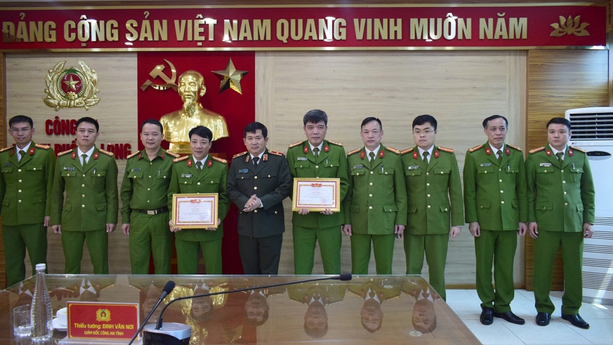 Thiếu tướng Đinh Văn Nơi thưởng nóng tập thể phá án nhanh vụ đốt 4 máy xúc