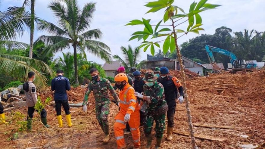 Số người chết do lở đất ở Indonesia tăng lên gần 40 người